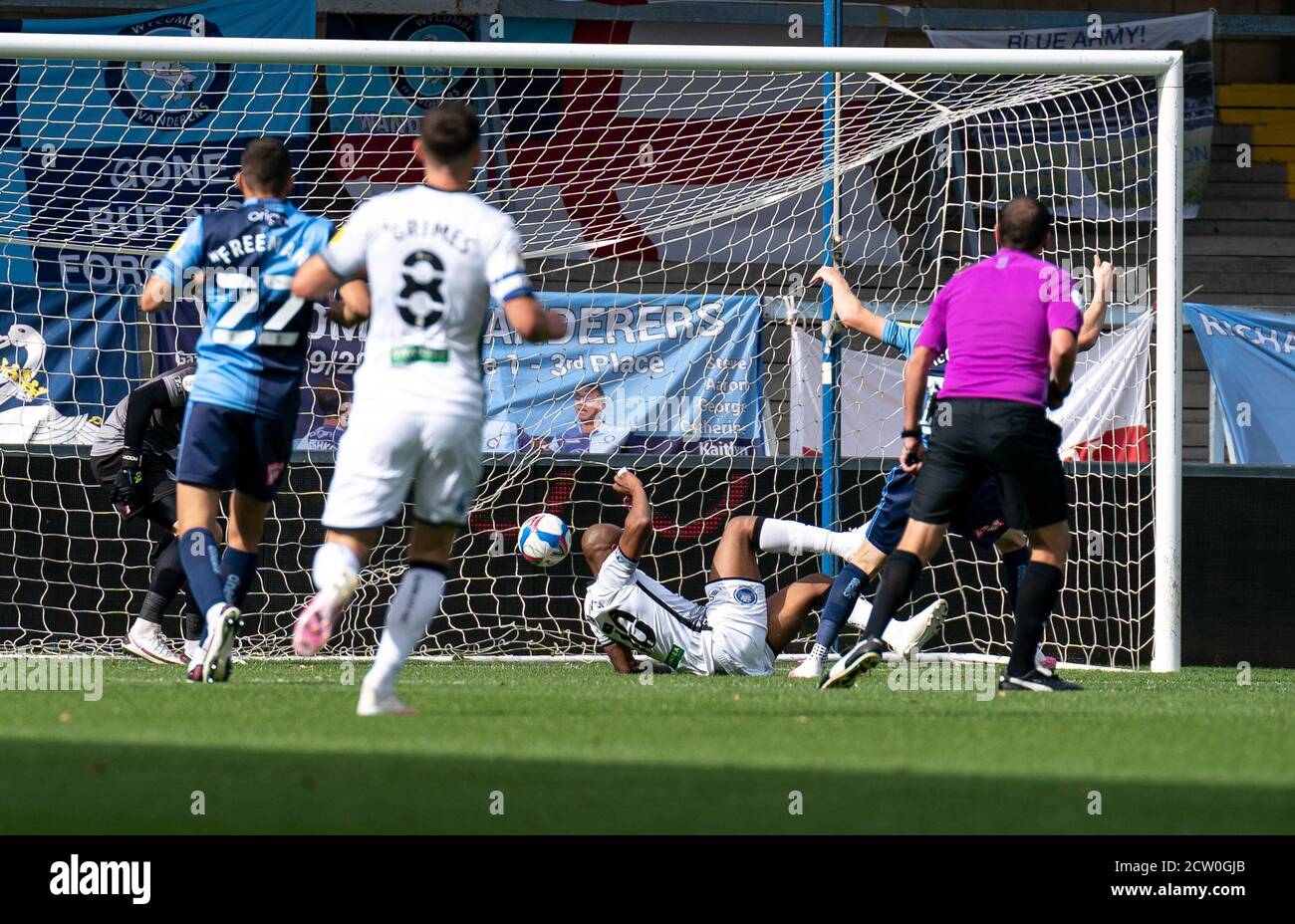 High Wycombe, Regno Unito. 26 Settembre 2020. Andre Ayew di Swansea City segna il primo gol durante la partita del campionato Sky Bet tra Wycombe Wanderers e Swansea City ad Adams Park, High Wycombe, Inghilterra, il 26 settembre 2020. Foto di Liam McAvoy. Credit: Prime Media Images/Alamy Live News Foto Stock