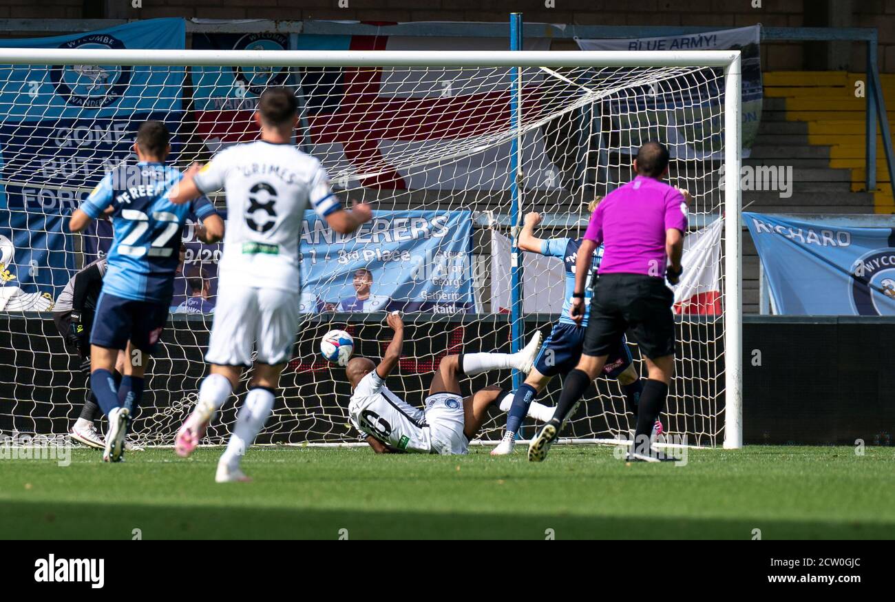 High Wycombe, Regno Unito. 26 Settembre 2020. Andre Ayew di Swansea City segna il primo gol durante la partita del campionato Sky Bet tra Wycombe Wanderers e Swansea City ad Adams Park, High Wycombe, Inghilterra, il 26 settembre 2020. Foto di Liam McAvoy. Credit: Prime Media Images/Alamy Live News Foto Stock