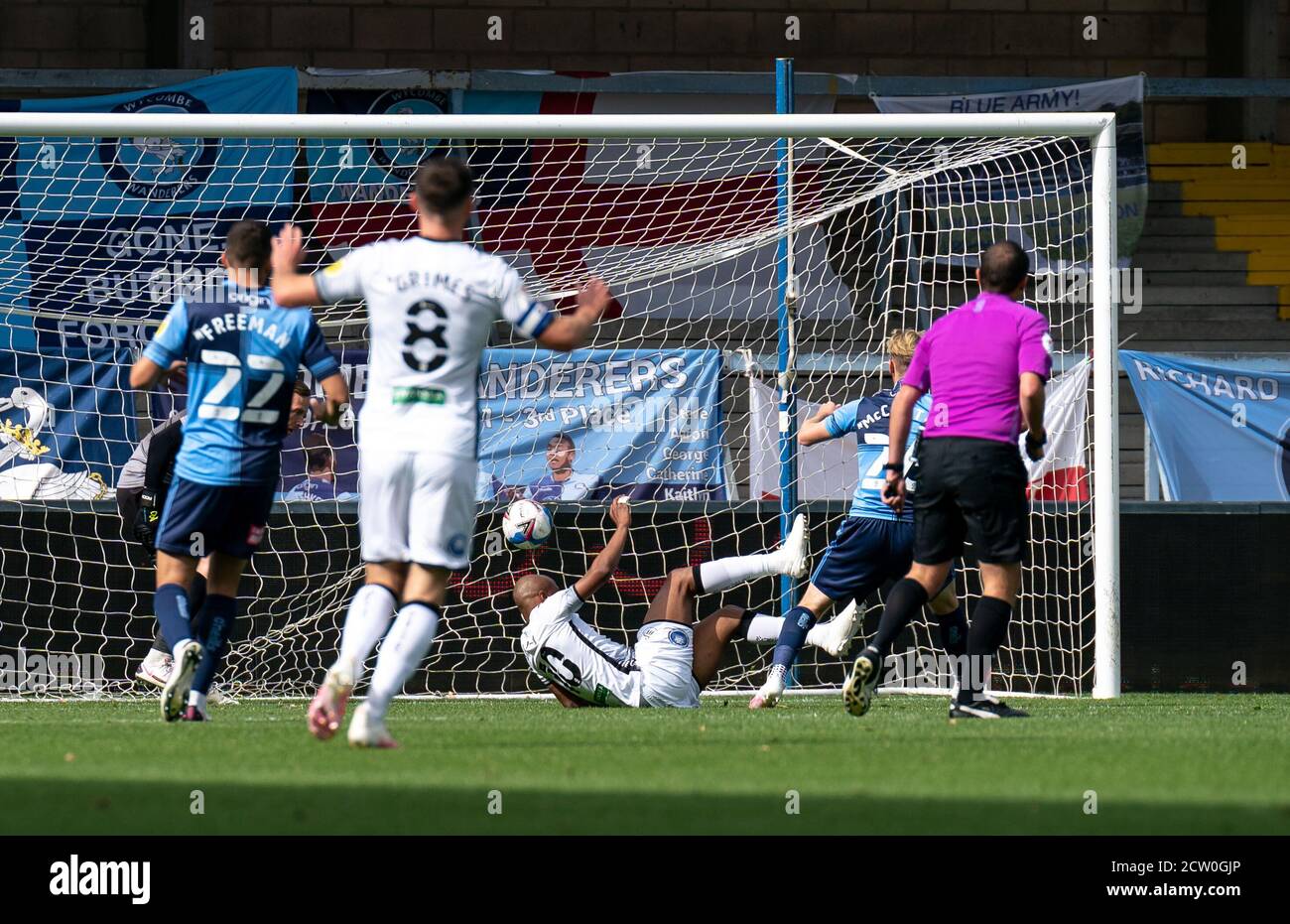 High Wycombe, Regno Unito. 26 Settembre 2020. Andre Ayew di Swansea City segna il primo gol durante la partita del campionato Sky Bet tra Wycombe Wanderers e Swansea City ad Adams Park, High Wycombe, Inghilterra, il 26 settembre 2020. Foto di Liam McAvoy. Credit: Prime Media Images/Alamy Live News Foto Stock