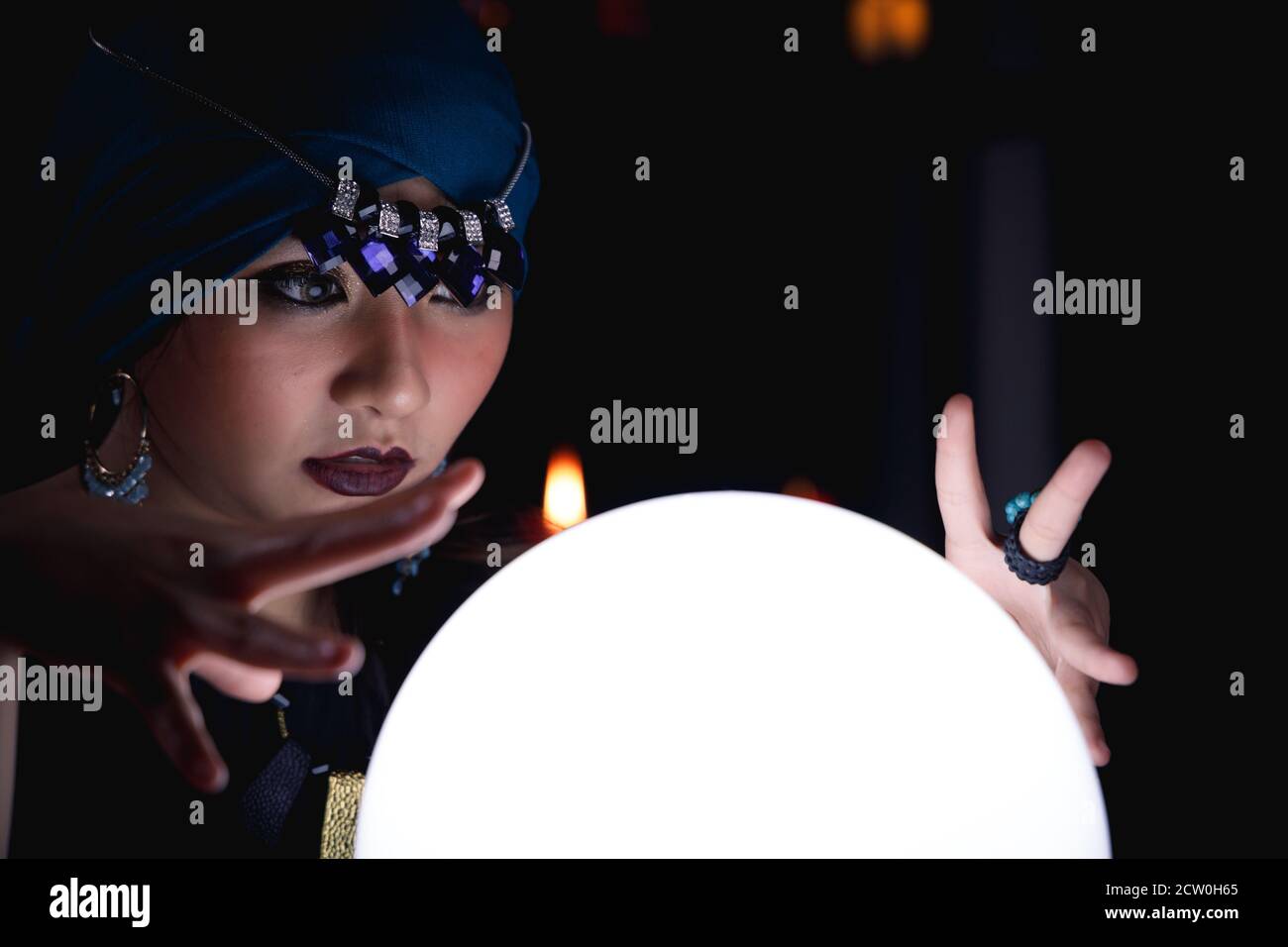 Fortune teller prevedere il futuro evento o destino utilizzando la palla di cristallo. Foto Stock