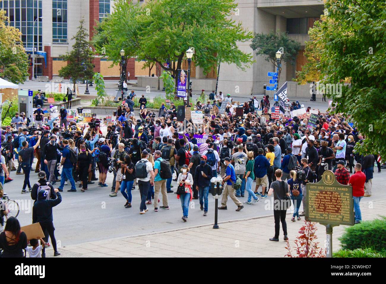 Louisville, Kentucky, Stati Uniti. 25 Settembre 2020. Protesta pacifica e marzo o Breonna Taylor, a partire da Jefferson Square Park alle 17:00 e fino a Main Street quando la polizia ha dichiarato che si è un'assemblea illegale e ha fatto un arresto perché 'i manifestanti stavano camminando nel streetÃ Credit: Amy Katz/ZUMA Wire/Alamy Live News Foto Stock