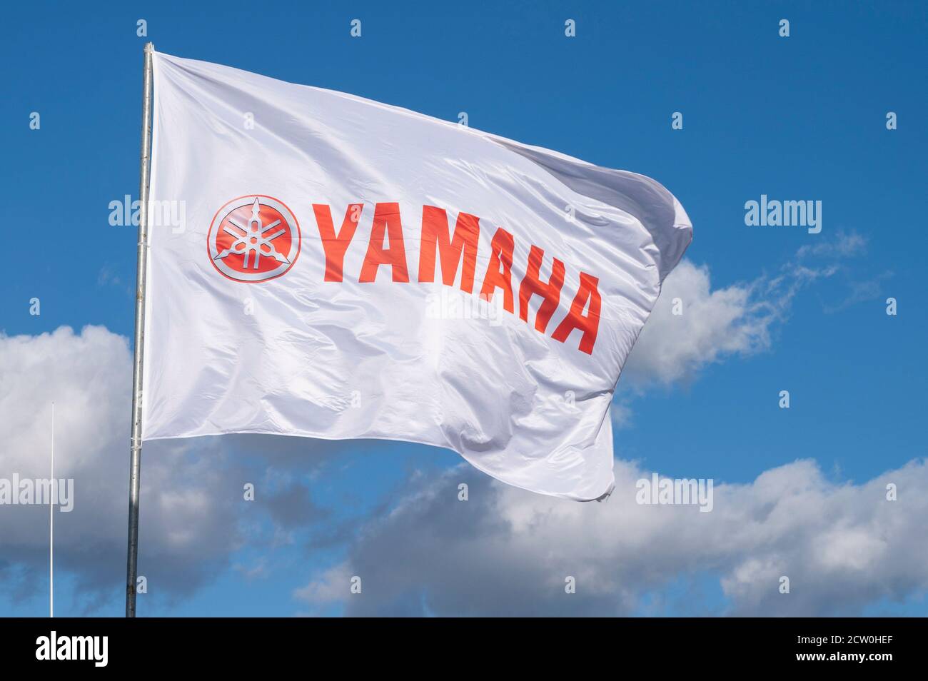 Yamaha Flag in una brezza forte vicino al fiume Arun, Yamaha è un grande fornitore per l'industria marina. Foto Stock