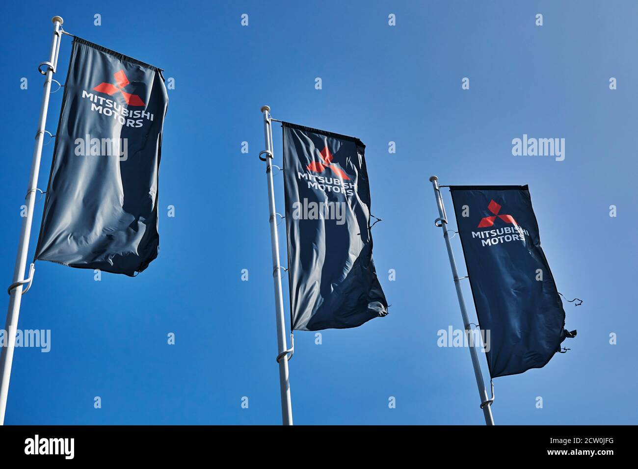 Berlino, Germania - 17 settembre 2020: Bandiere del marchio Mitsubishi Motors. Foto Stock