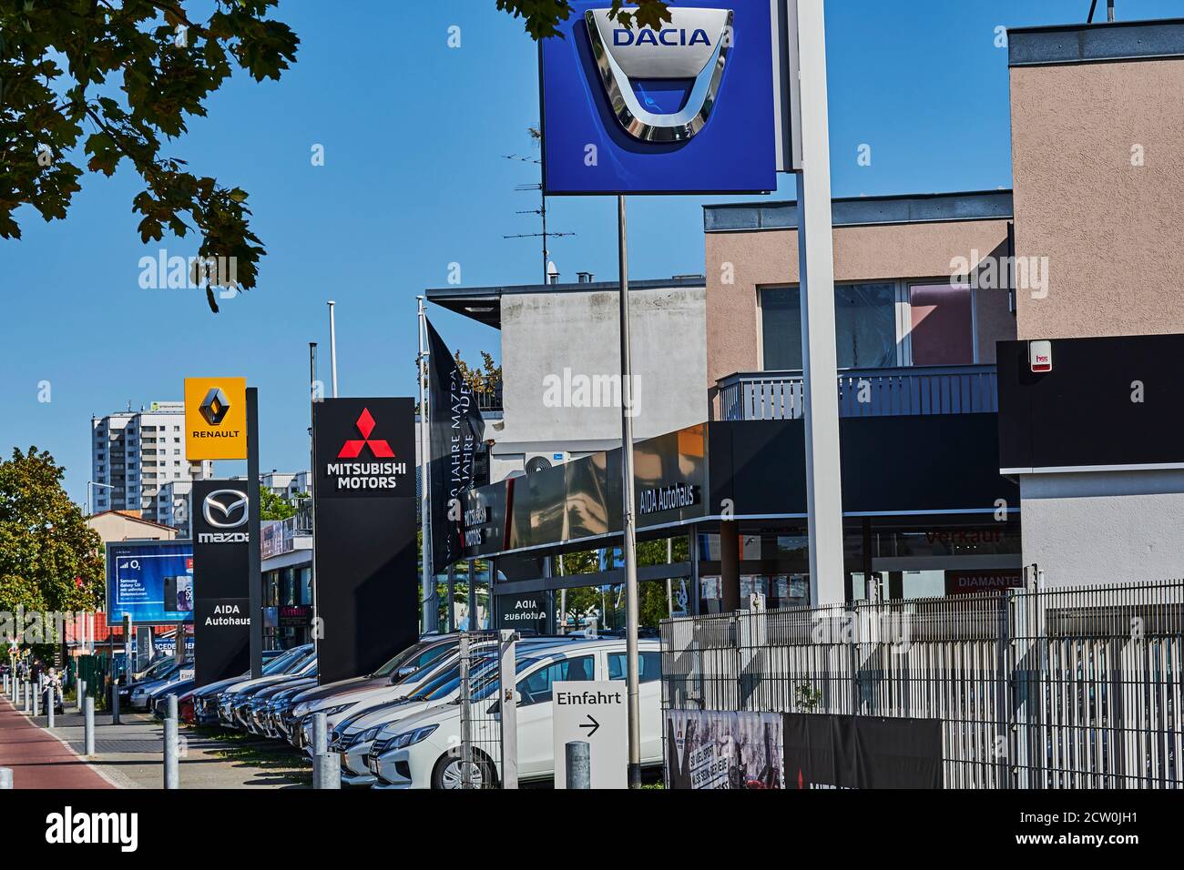 Berlino, Germania - 17 settembre 2020: Segni di diverse marche di automobili in una strada a Berlino, Germania. Foto Stock