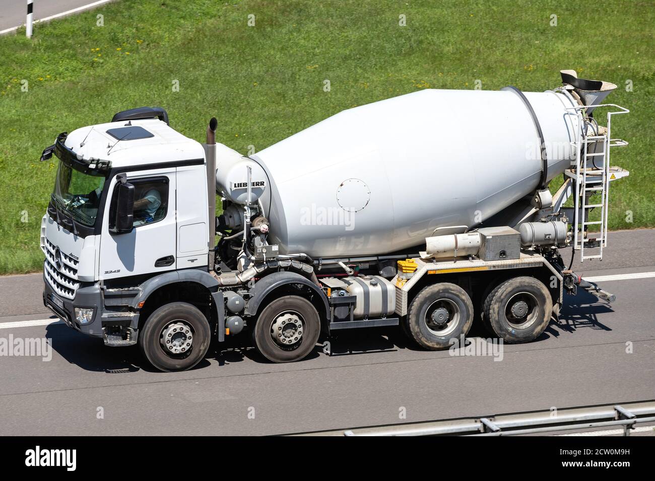 Betoniera Mercedes-Benz Arocs in autostrada Foto stock - Alamy