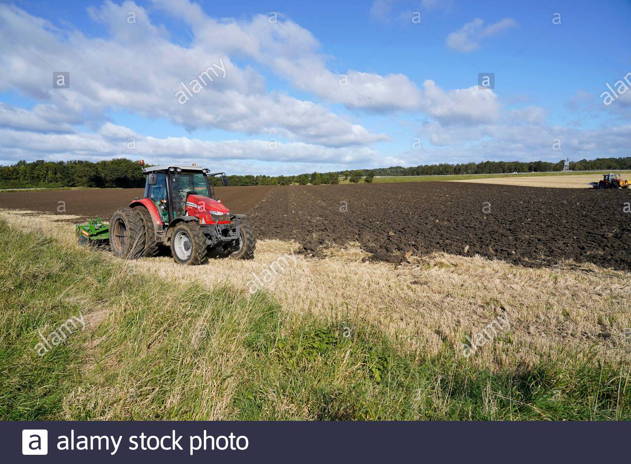 West Lothian, Scozia, Regno Unito. 26 settembre 2020. Trattori agricoli che arano e coltivano la terra nei campi, preparazione per la piantagione di colture, orzo invernale e frumento invernale. Credit: Craig Brown/Alamy Live News Foto Stock