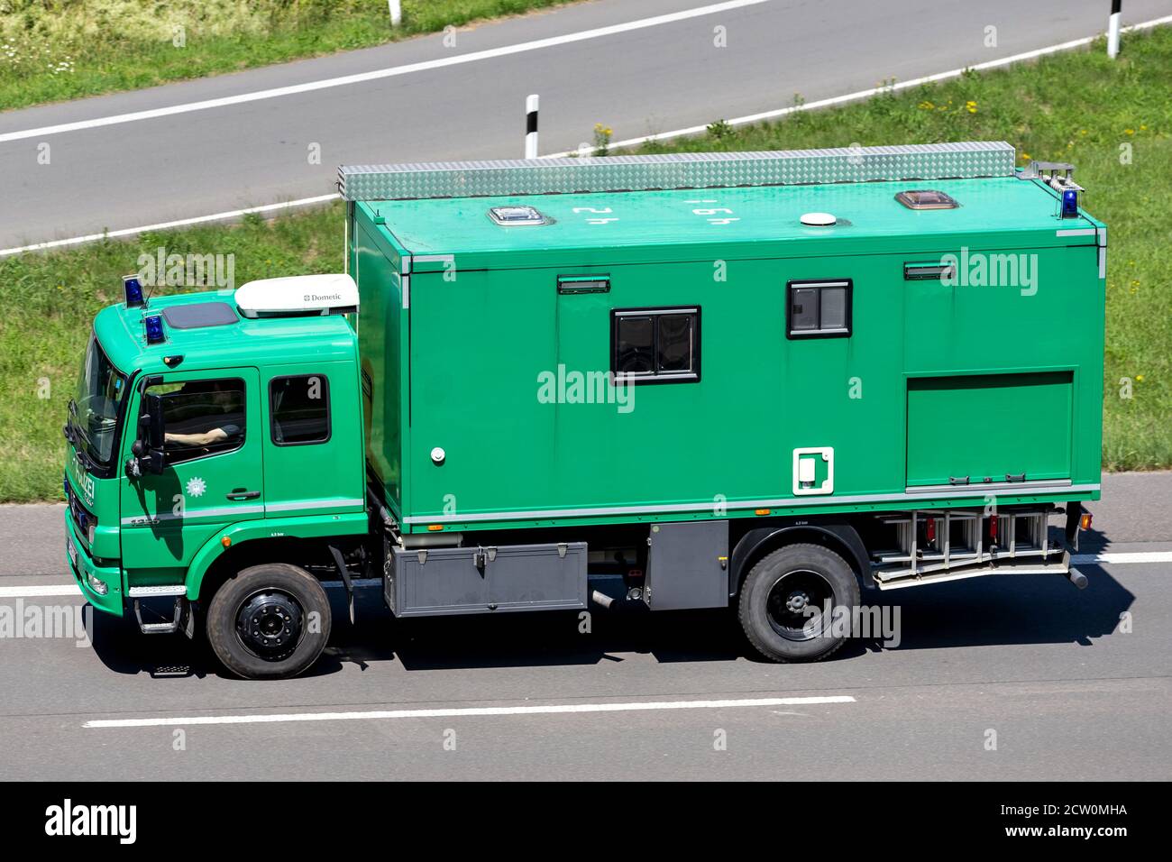 Tedesco Bundespolizei (polizia federale) Mercedes-Benz Atego camion in autostrada. Foto Stock