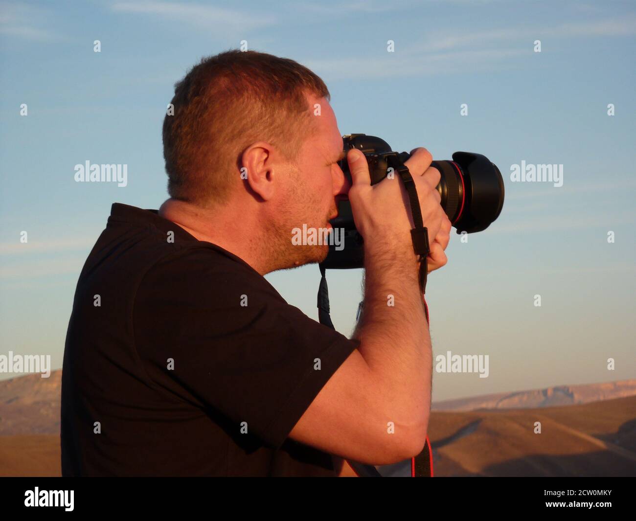 Fotografo. Un uomo con una macchina fotografica. Rapporto fotografico sulla strada. Foto Stock