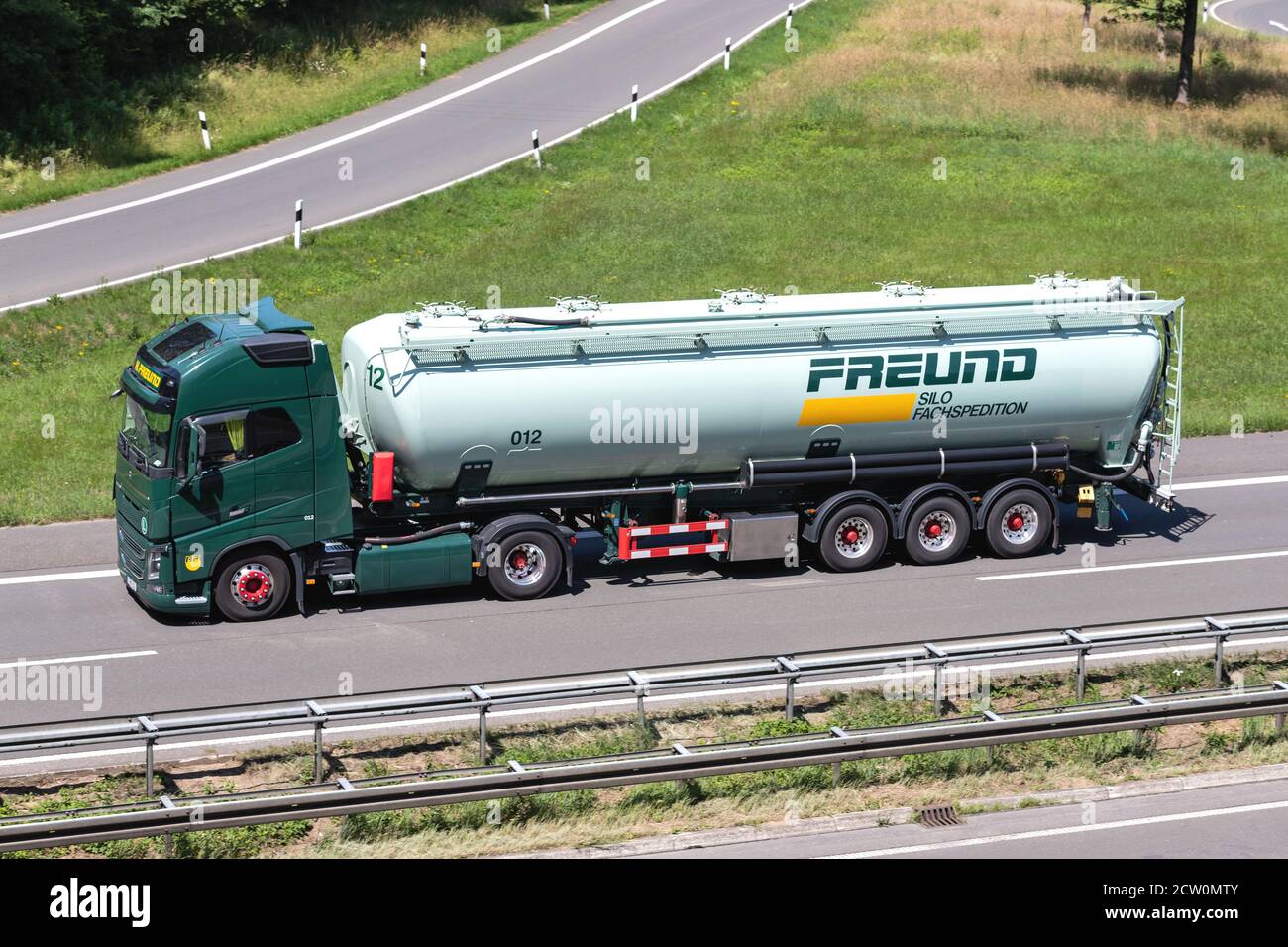 H. Freund Volvo FH con rimorchio silo in autostrada. Foto Stock