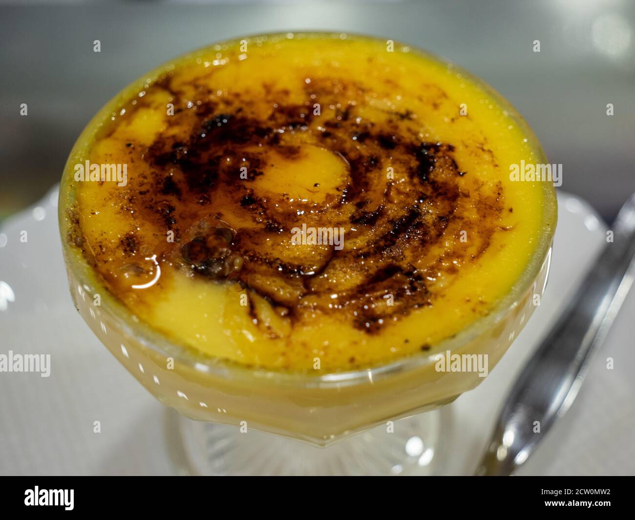 La crema catalana è un tipico dessert della Catalogna, fatta con crema di vaniglia guarnita con uno strato croccante di zucchero caramellato. Foto Stock