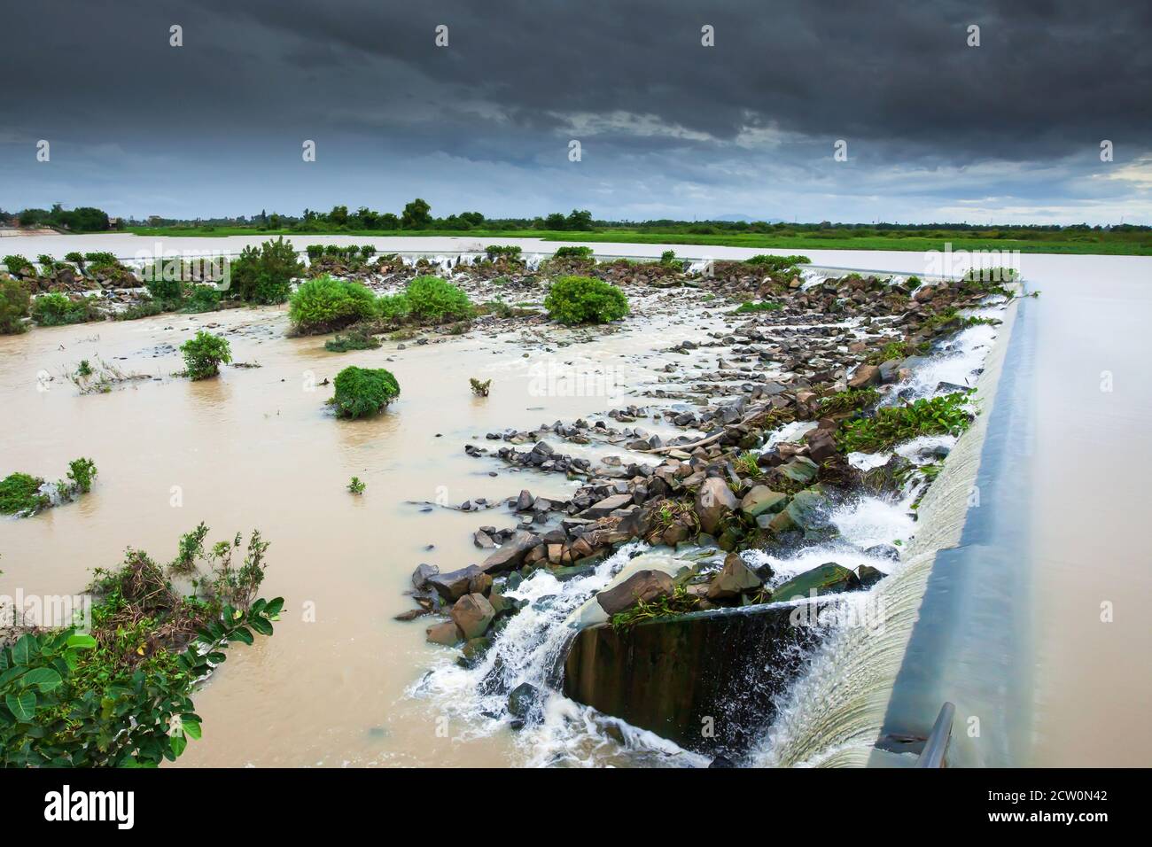 Tonle SAP River Dam traboccamento di canale in un giorno piovoso, buie nubi tempesta sta arrivando. Pianura alluvionale cambogiana, Phnom Penh, Cambogia. Foto Stock