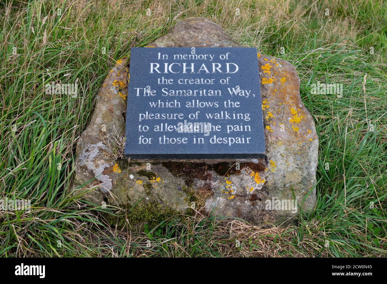 memorial Stone 'in memoria di Richard il creatore della Via Samaritana' 40 miglia percorso a piedi attraverso il North York Moors National Park, Inghilterra, Regno Unito Foto Stock