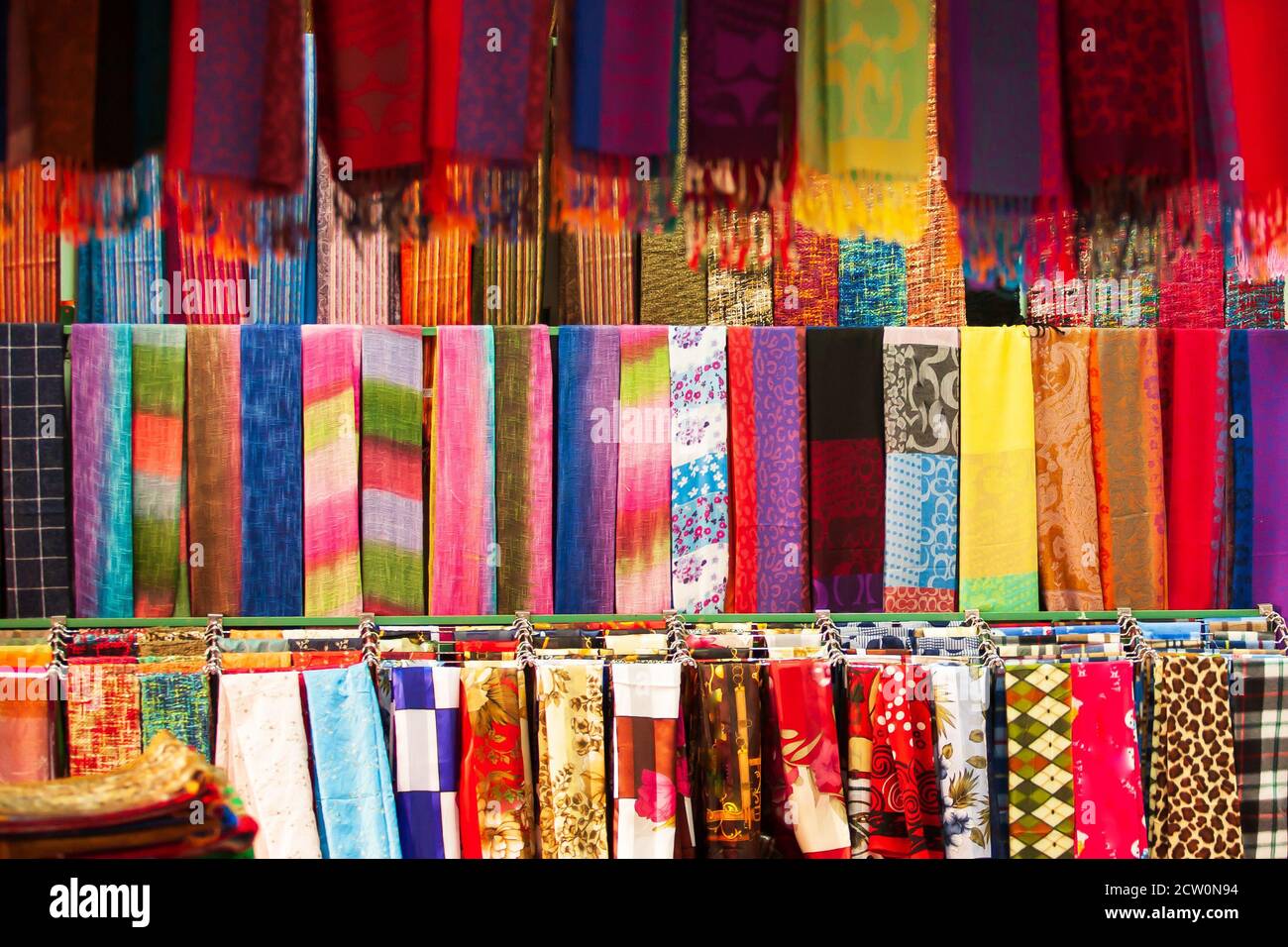 Abiti e sciarpa tradizionali laotiani colorati in un negozio di abbigliamento a Vientiane, Laos. Foto Stock