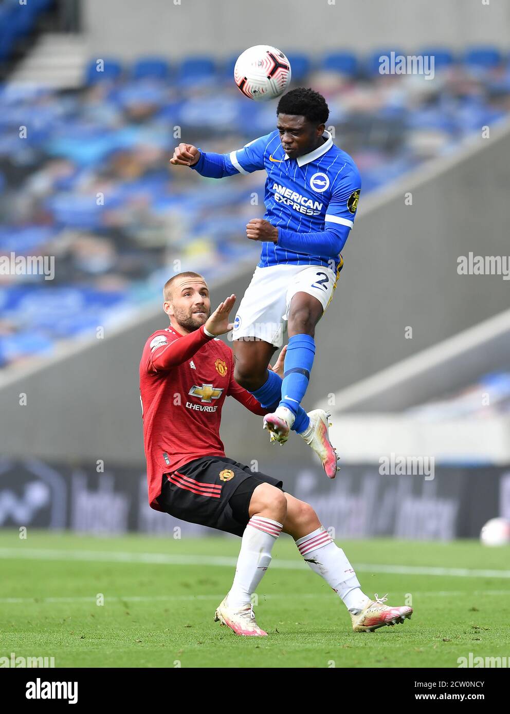 Luke Shaw di Manchester United (a sinistra) e Brighton e la battaglia di Lamptey di Tariq Albion per la palla durante la partita della Premier League all'AMEX Stadium di Brighton. Foto Stock
