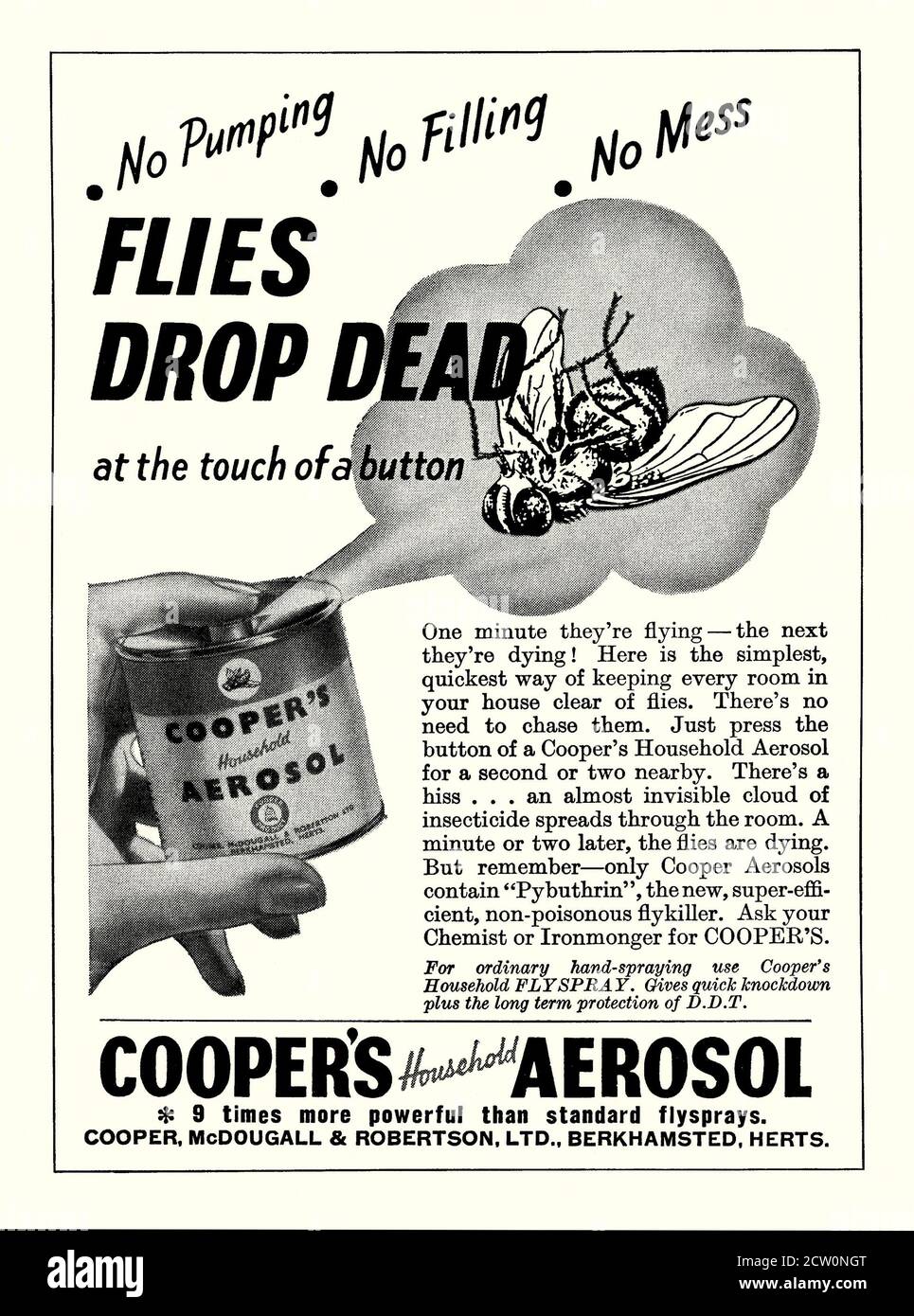 Un annuncio della rivista 1951 per Coopers aerosol flyspray. L'illustrazione mostra una mosca morta gigante. William Cooper (1813–1885) è stato un veterinario e industriale britannico. È accreditato di sviluppare il primo tuffo riuscito della pecora in 1852. Ha costituito un'azienda manifatturiera a Berkhamsted, Buckinghamshire, Inghilterra, Regno Unito. L'azienda, più tardi conosciuta come Cooper, McDougall & Robertson, continuò a commerciare per molti anni fino a quando fu acquistata nel 1973 dalla società farmaceutica Wellcome – grafica vintage degli anni '50. Foto Stock