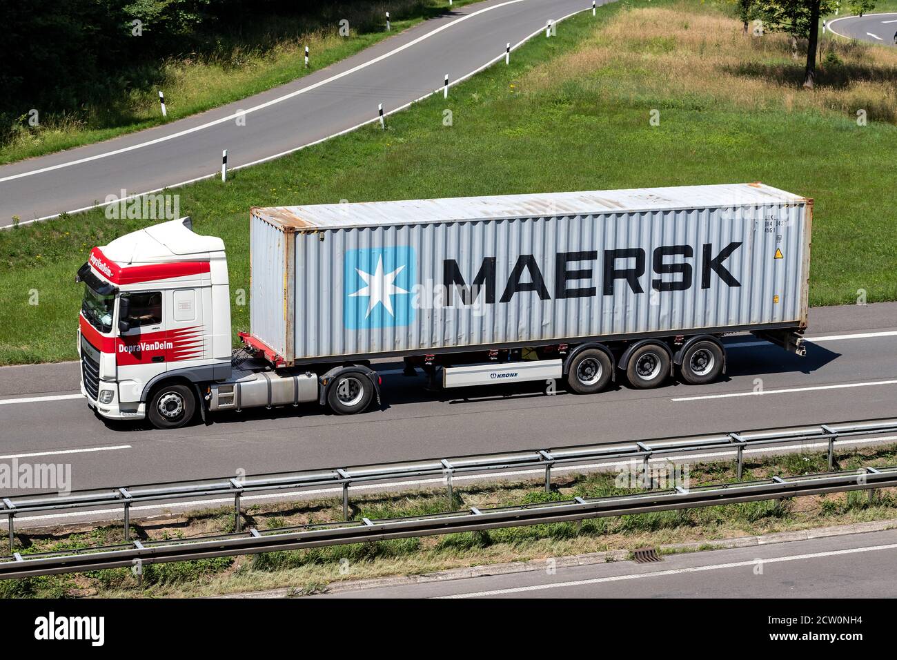 Veicolo DAF XF DopraVanDelm con container Maersk in autostrada. Foto Stock