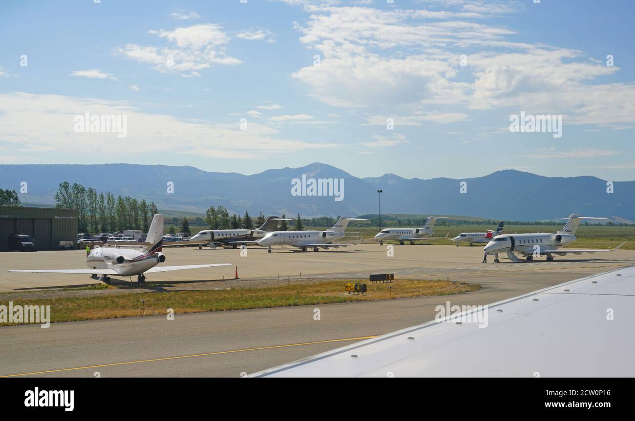 JACKSON HOLE, WY –1 AGO 2020- Visualizza aerei a reazione privati parcheggiati presso l'aeroporto Jackson Hole (JAC) nel Grand Teton National Park nel Wyoming, United sta Foto Stock