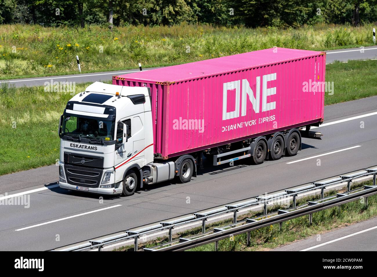 Camion Volvo FH Eskatrans con UN container in autostrada. Foto Stock