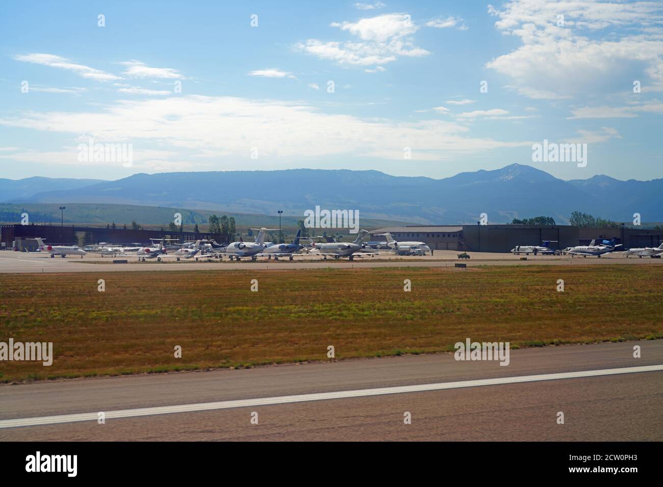 JACKSON HOLE, WY –1 AGO 2020- Visualizza aerei a reazione privati parcheggiati presso l'aeroporto Jackson Hole (JAC) nel Grand Teton National Park nel Wyoming, United sta Foto Stock