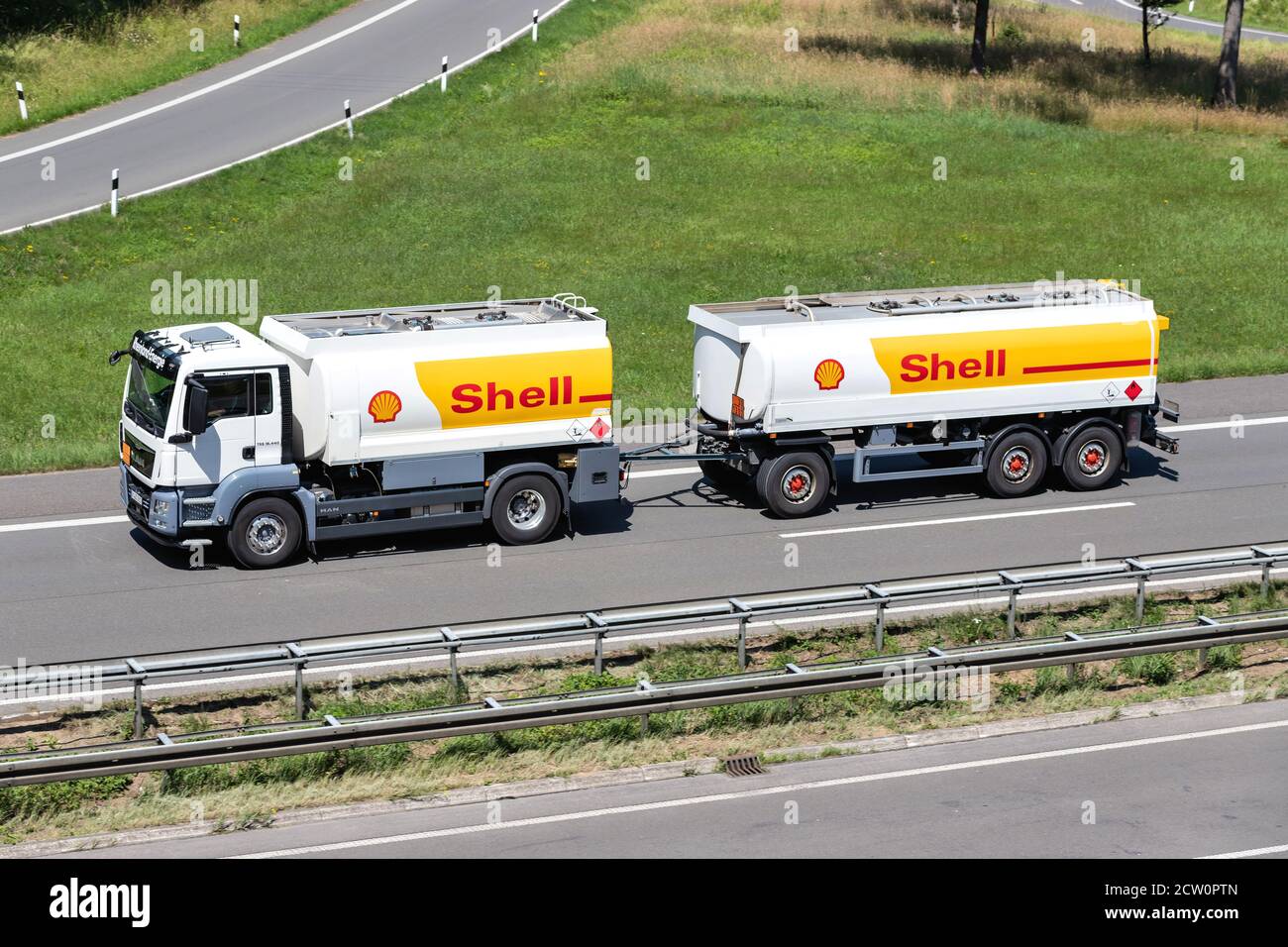Veicolo combinato Shell MAN TGS in autostrada. Foto Stock