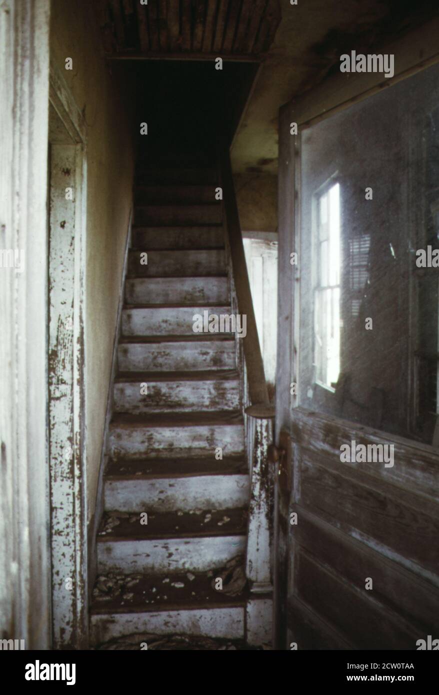Storico 1970 Foto: Scala interna di casa deserta in o vicino Detroit il ca. Giugno 1973 Foto Stock