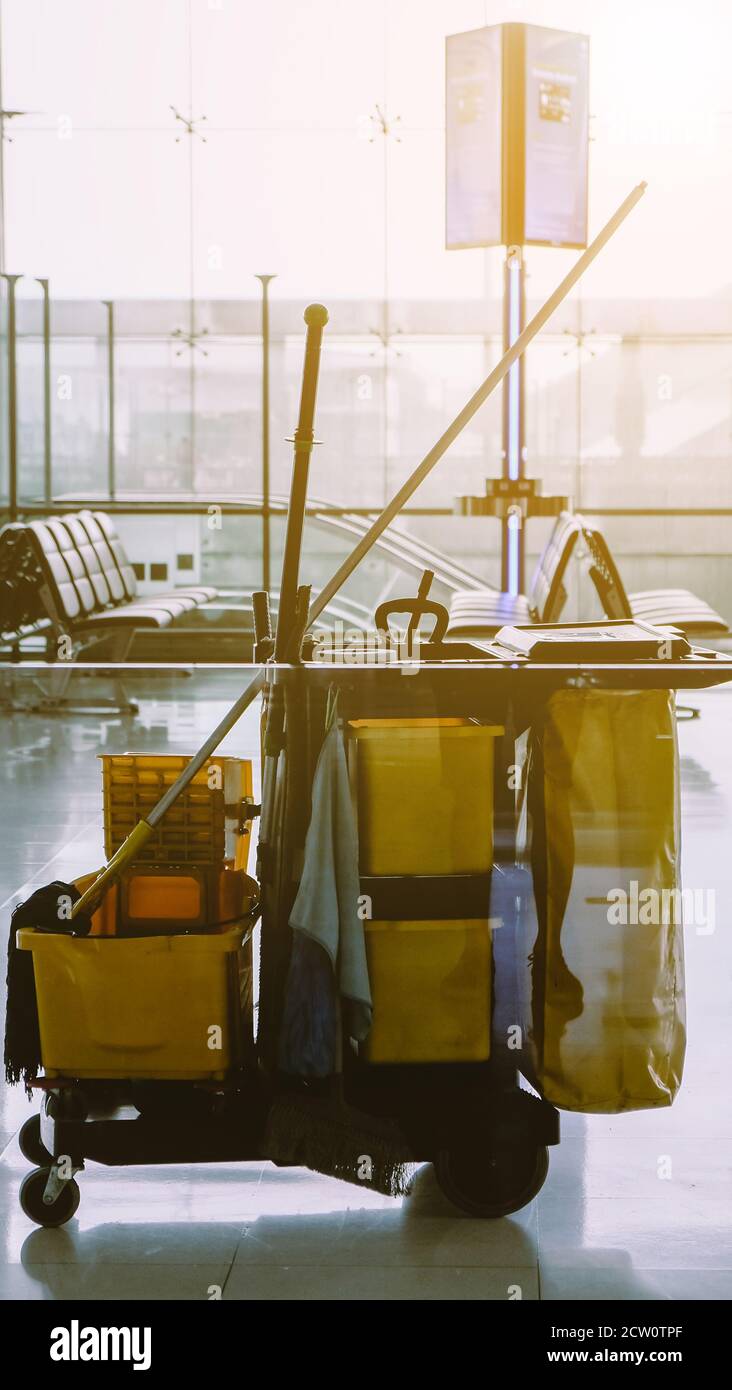 Carrello degli attrezzi per la pulizia. Secchio e set di attrezzature per la pulizia in aeroporto Foto Stock