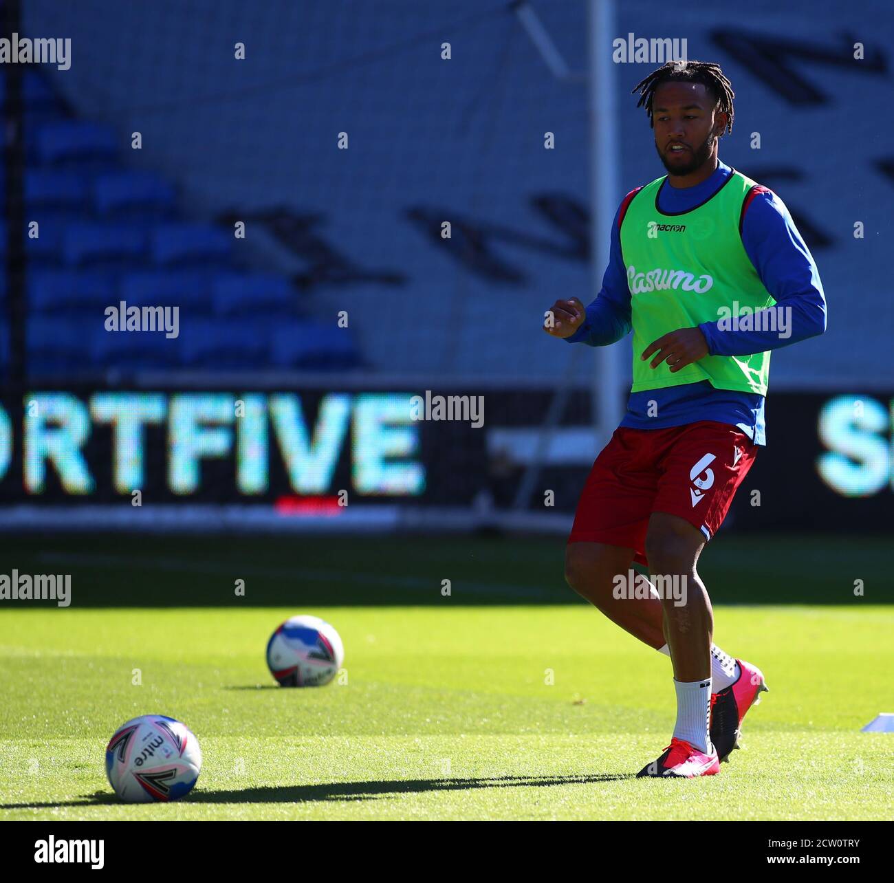 26 settembre 2020; Cardiff City Stadium, Cardiff, Glamorgan, Galles; English Football League Championship Football, Cardiff City versus Reading; Liam Moore of Reading si riscalda prima del gioco Foto Stock