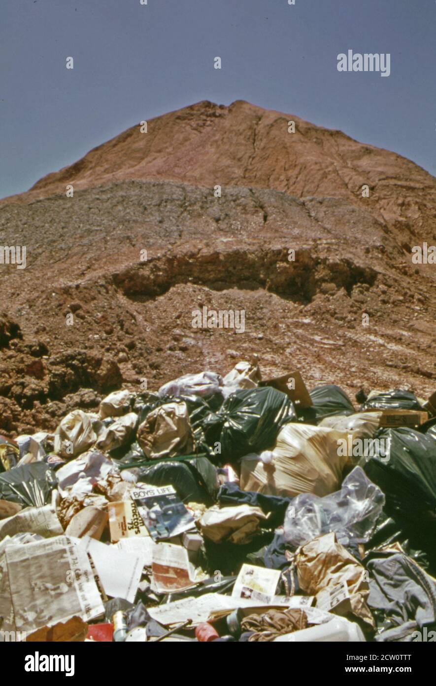 Storico anni '70 Foto: Miniera abbandonata in Ladd il è utilizzato come discarica della città. La spazzatura è coperta di argilla ca. Giugno 1973 Foto Stock