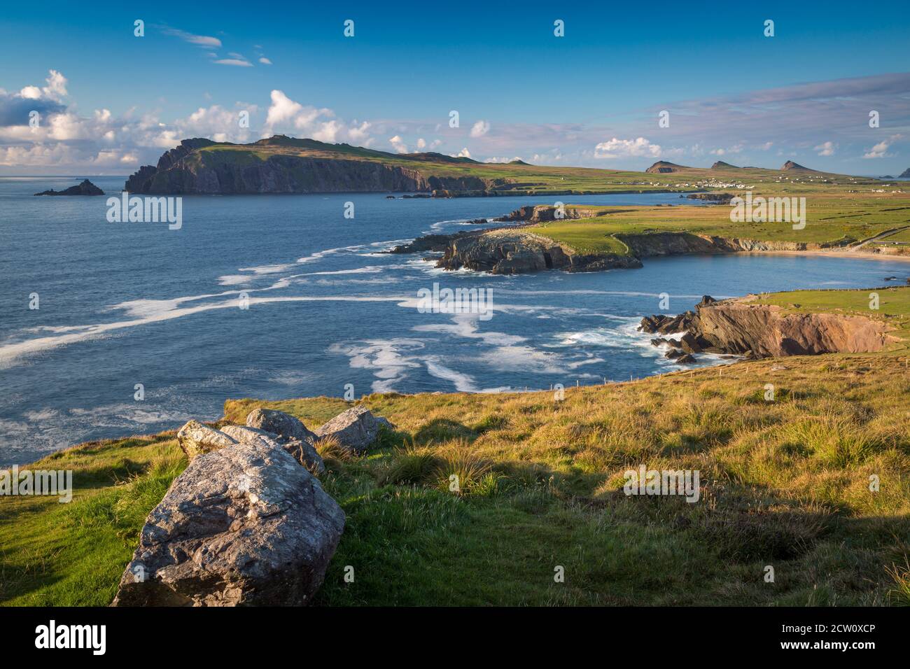 Luce del sole serale su Ballyferriter Bay, Sybil Point e le vette delle tre Sorelle, Dingle Peninsula, County Kerry, Irlanda. Foto Stock