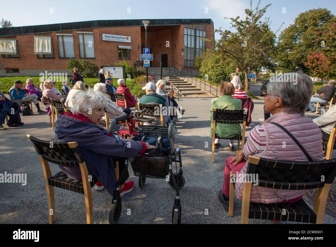Musica fuori dalla chiesa per gli anziani con una distanza di sicurezza per la pandemia covid-19. Foto Stock