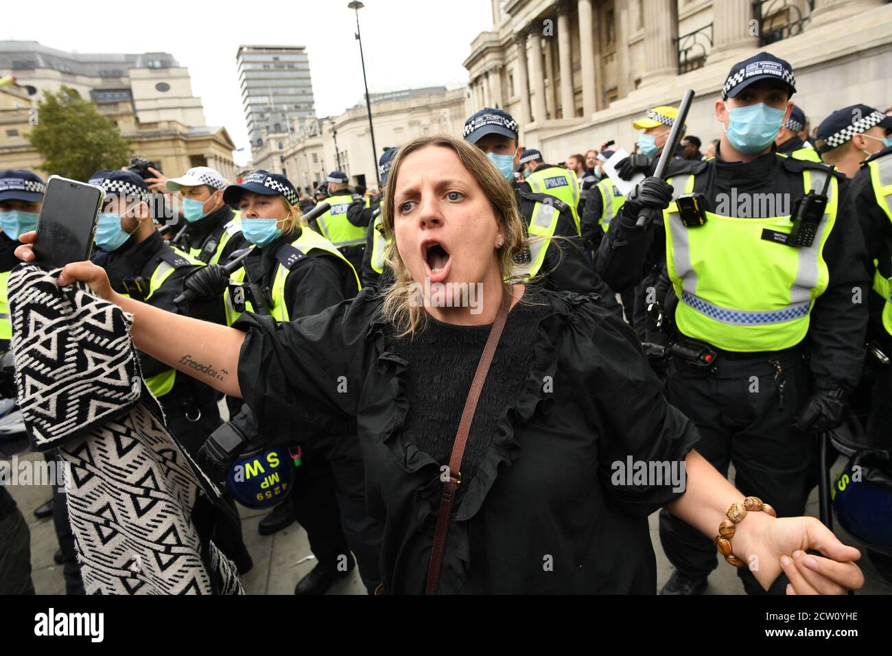 Manifestanti e polizia in un raduno 'non acconsentiamo' a Trafalgar Square a Londra, organizzato da Stop New Normal, per protestare contro le restrizioni del coronavirus. Foto Stock