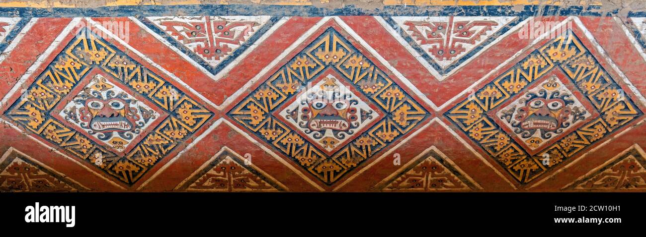 Bas rilievo panorama del Dio moche ai Apaec, Huaca de la Luna Piramide Luna, Trujillo, Perù. Foto Stock