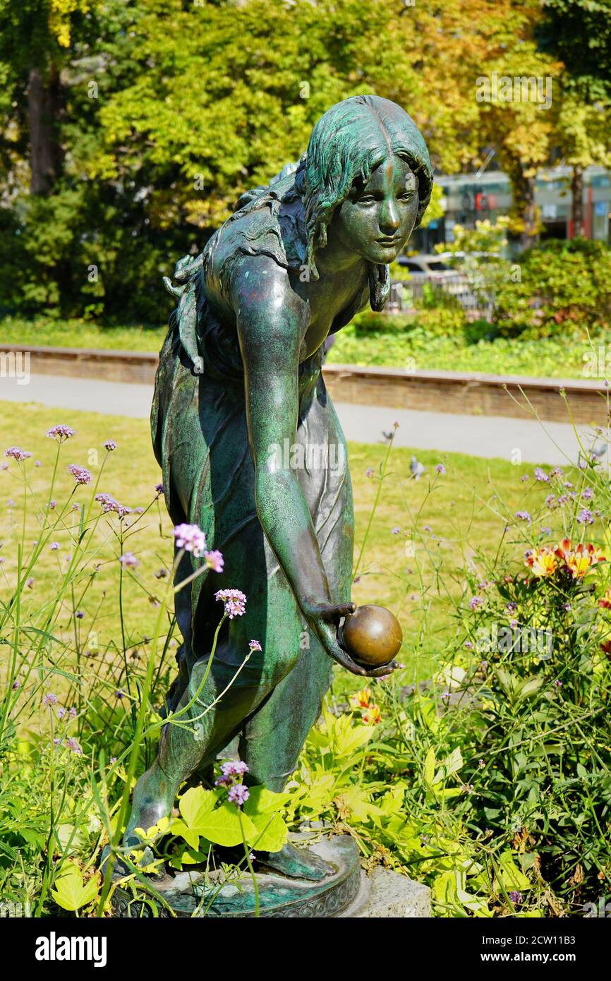 „Kugelspielerin è una scultura in bronzo che lo scultore Walter Schott ha terminato nel 1897. Si trova in un giardino pubblico a Düsseldorf. Foto Stock