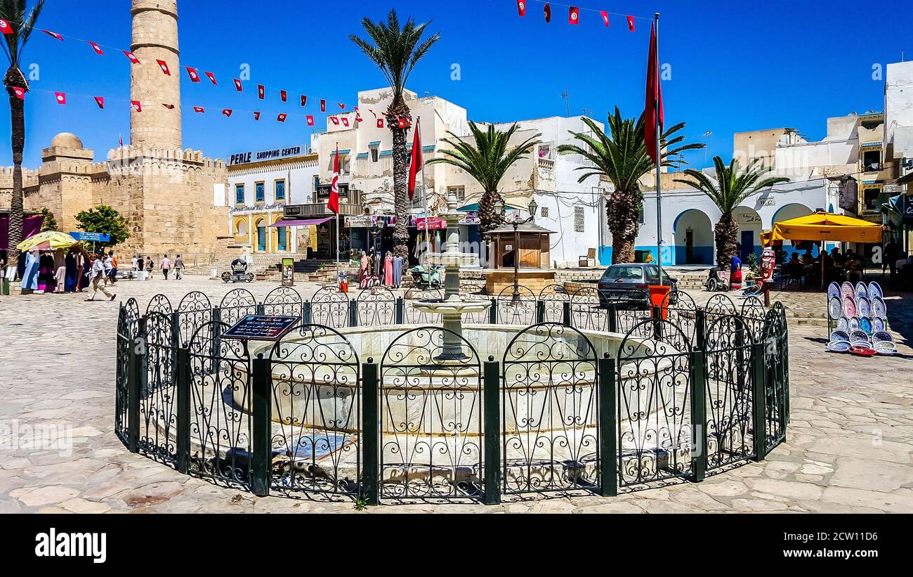 Fontana nella piazza della Medina di Sousse. Tunisia Foto Stock