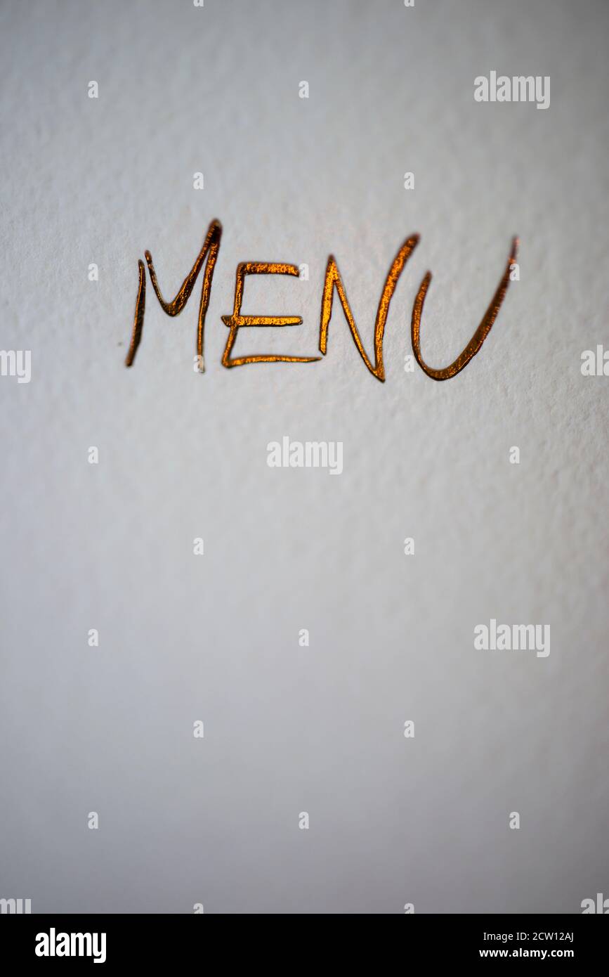 Dettaglio delle decorazioni per un elegante menu da tavolo del ristorante Foto Stock