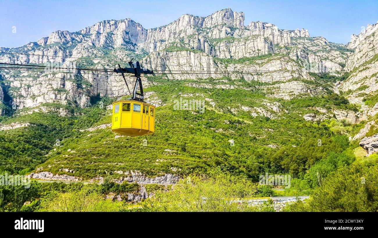 Cabinovia gialla per il Monastero di Montserrat, Barcellona, Spagna Foto Stock