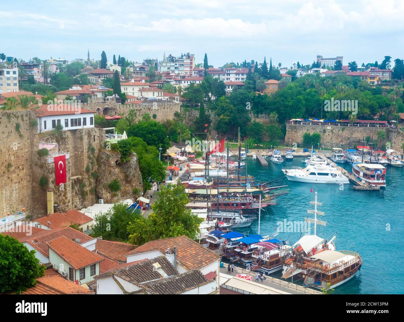 Navi nel porto della città vecchia (Kaleici) ad Antalya, Turchia Foto Stock