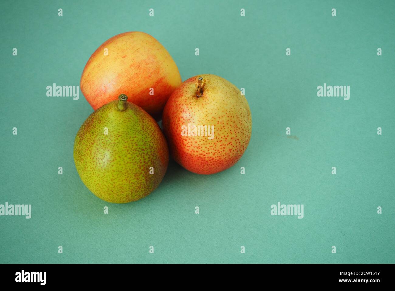 Bella frutta. Primo piano su mele e pere. Foto Stock