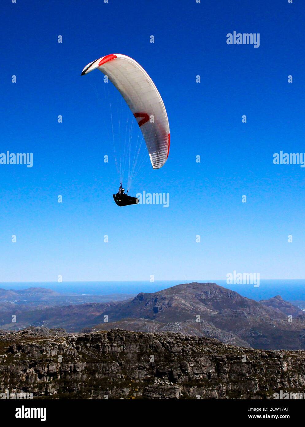 Un parapendio solista che sorvola Table Mountain a Città del Capo. Foto Stock