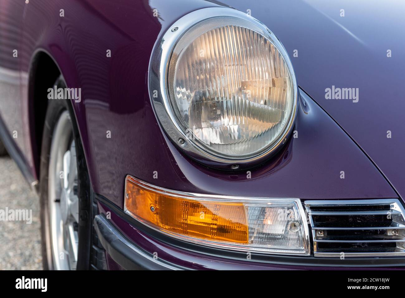 Il faro anteriore brilla per questa automobile viola costruita esclusivamente per velocità e divertimento. Foto Stock