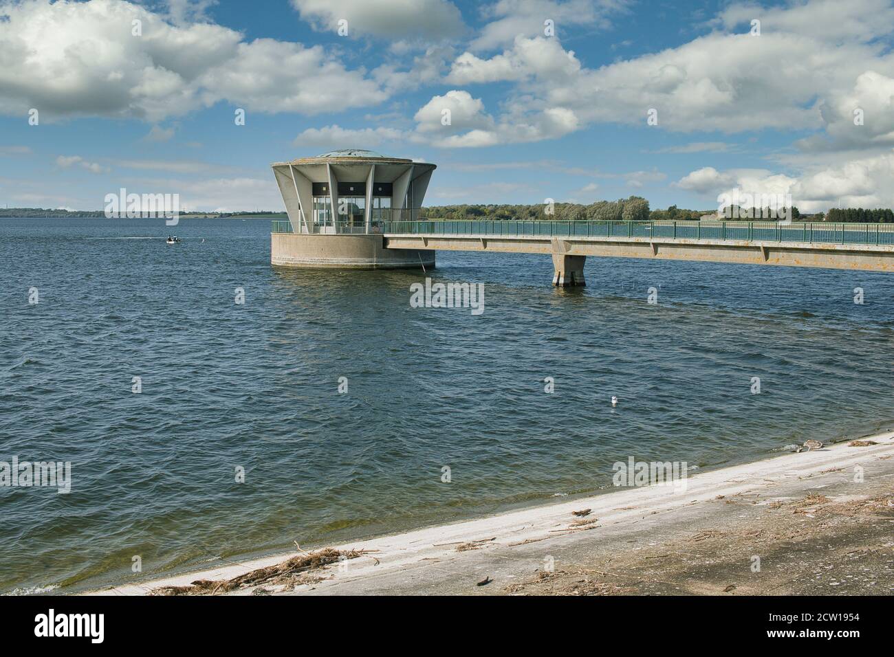 Torre a valvole e passerella presso il serbatoio dell'acqua di Grafham, Cambridgeshire, Regno Unito Foto Stock