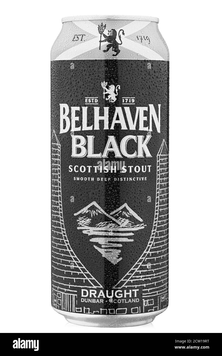 Ucraina, Kiev - Giugno 21. 2020: Lattina di alluminio birra Belhaven Black, su sfondo bianco. Confezionamento isolato per catalogo. Gocce d'acqua. Il file contiene c Foto Stock