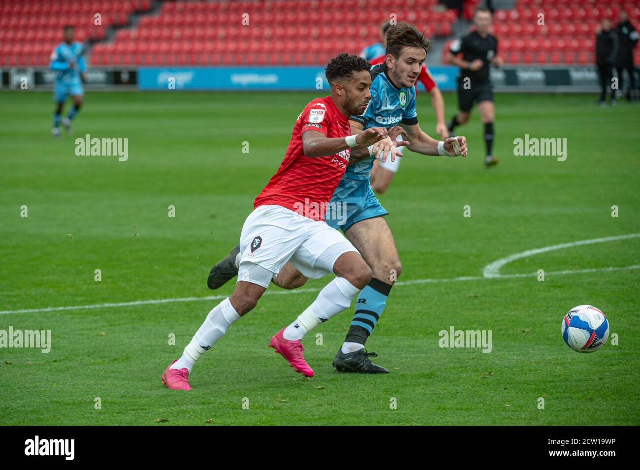 SALFORD, INGHILTERRA. 26 SETTEMBRE 2020 Liam Kitchen of Forest Green Rovers affronta Bruno Andrade del Salford City FC durante la partita Sky Bet League 2 tra Salford City e Forest Green Rovers a Moor Lane, Salford. (Credit: Ian Charles | MI News) Credit: MI News & Sport /Alamy Live News Foto Stock
