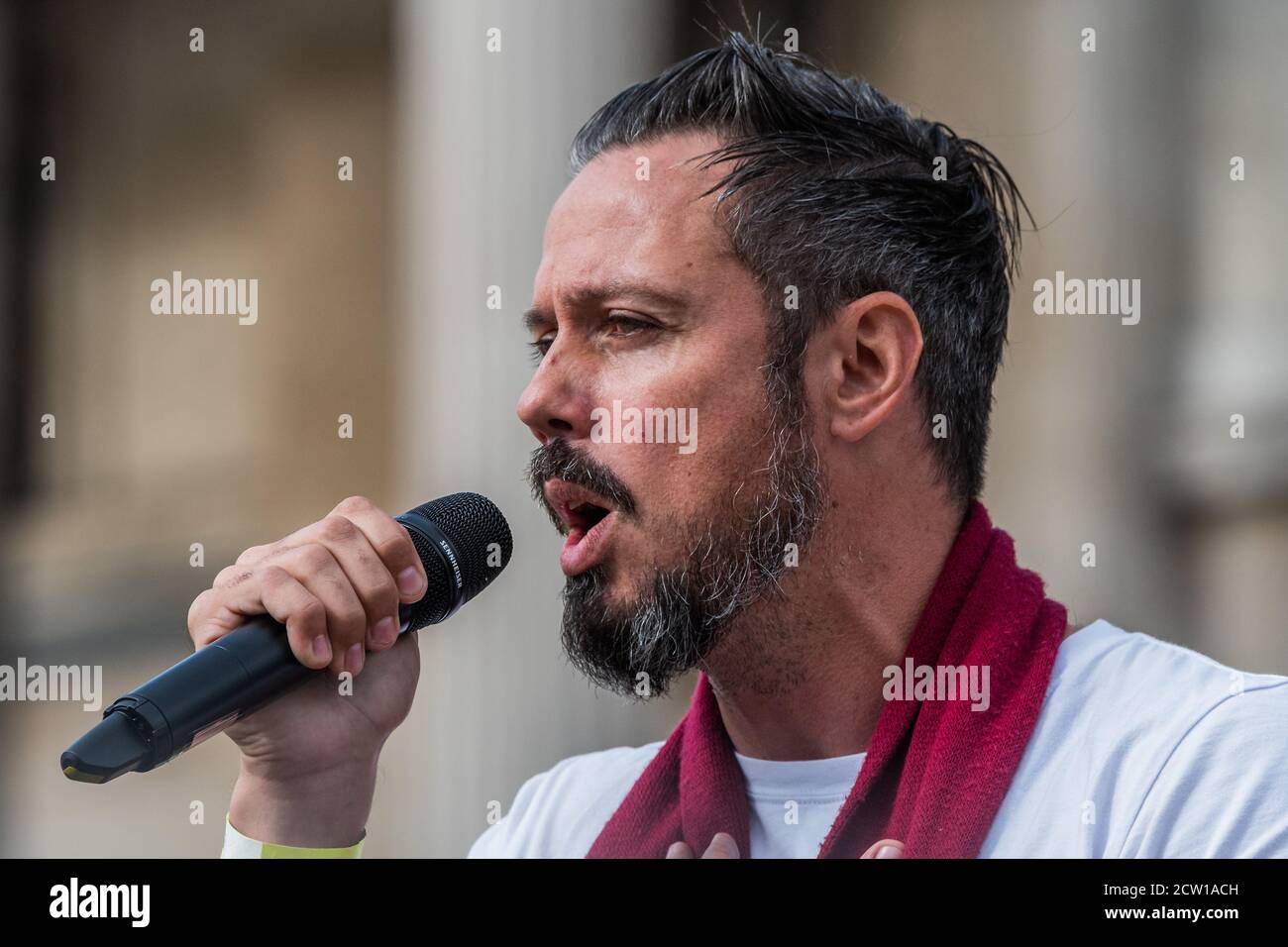 Londra, Regno Unito. 26 Settembre 2020. Gareth Icke, figlio di Davids - Covid hoax, alzati per protestare, contro le vaccinazioni, il 5G e altre questioni, in Trafalgar Square. Oltre ad essere una truffa, la folla e gli oratori ritengono che il virus sia un modo per controllare le masse e togliere le loro libertà. Credit: Guy Bell/Alamy Live News Foto Stock