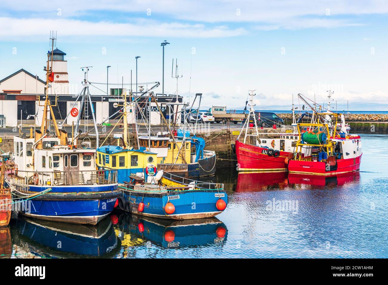 Barche da pesca allacciate al porto di Girvan, Girvan, Ayrshire, Scozia, Regno Unito sul Firth of Clyde Foto Stock