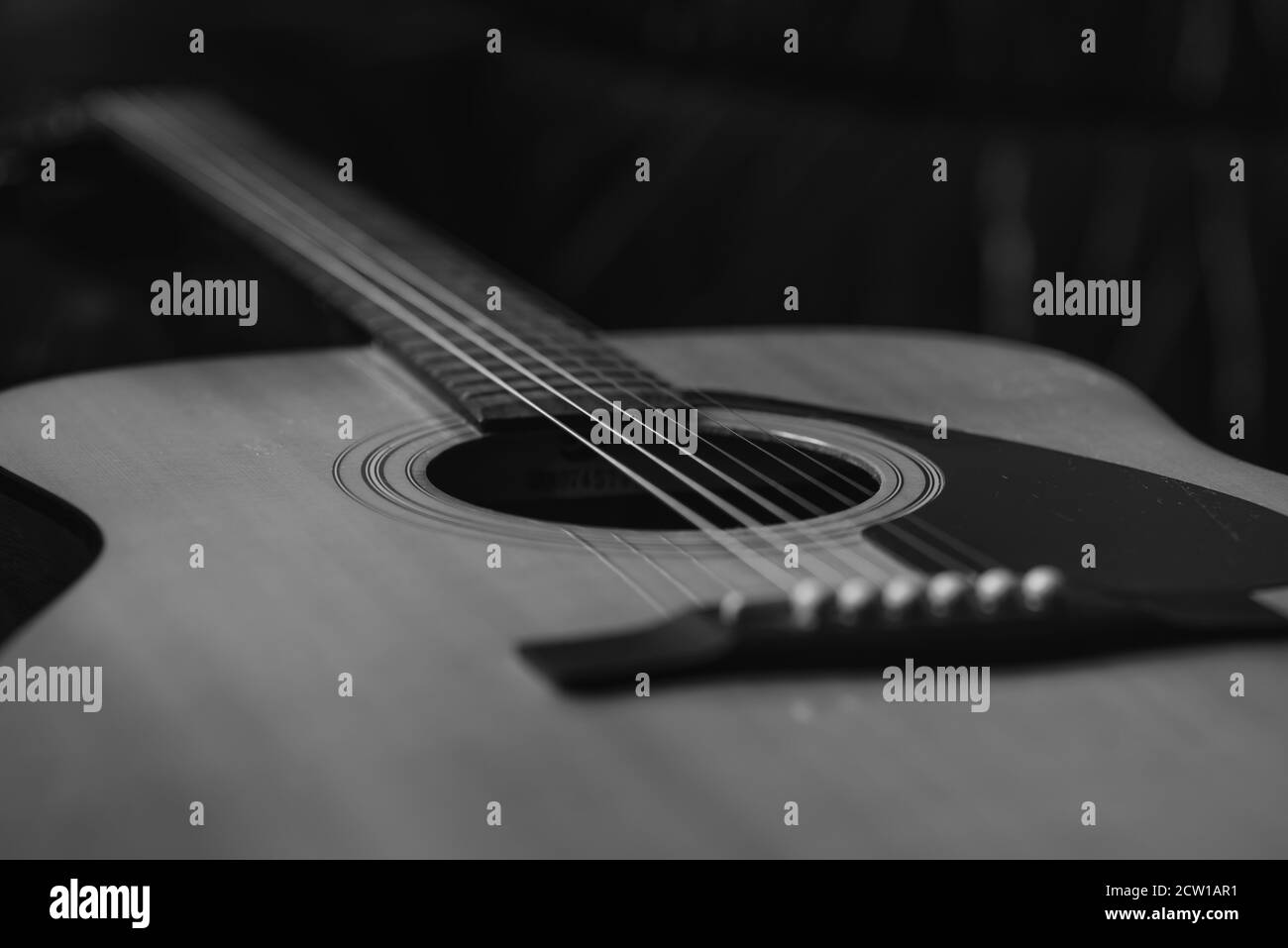 Dettagli di una chitarra acustica, foto dettagliate di una chitarra, corde di chitarra e soundhole, astratto, sfocatura, macrofotografia, bianco e nero Foto Stock