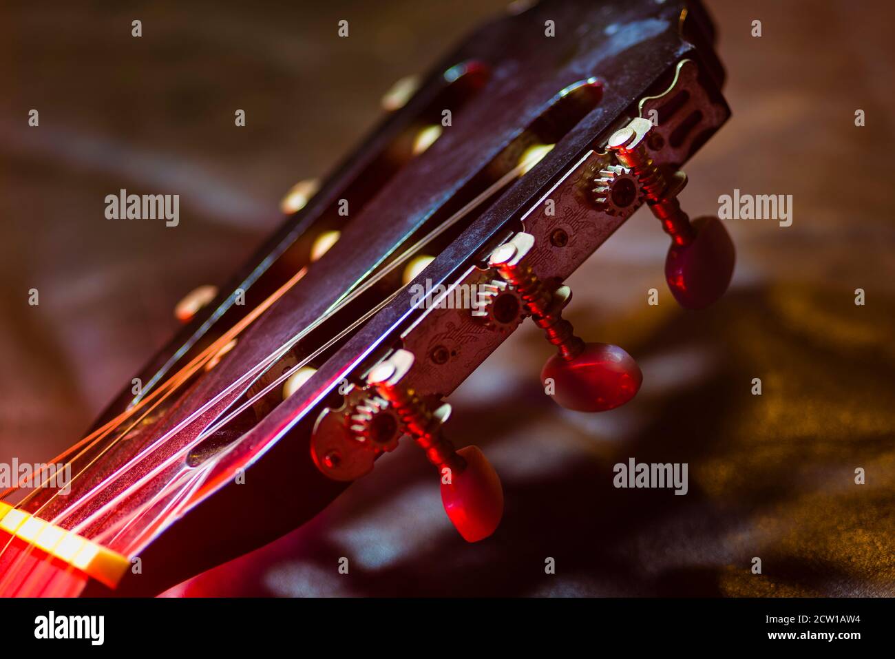 Dettagli sulla meccanica di sintonizzazione di una chitarra, foto dettagliata delle viti di sintonizzazione di una chitarra, corde di chitarra, collo di chitarra, testa di chitarra Foto Stock