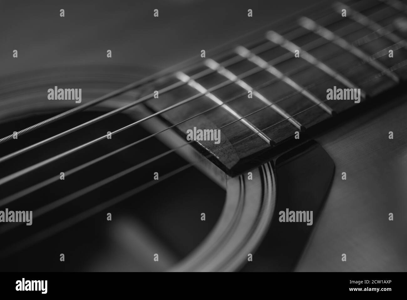 Dettagli di una chitarra acustica, foto dettagliate di una chitarra, corde di chitarra e soundhole, astratto, sfocatura, macrofotografia, bianco e nero Foto Stock