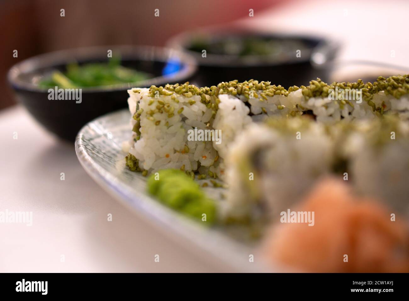 Sushi vegetariano su un piatto con wasabi e zenzero e. wasabi in primo piano Foto Stock