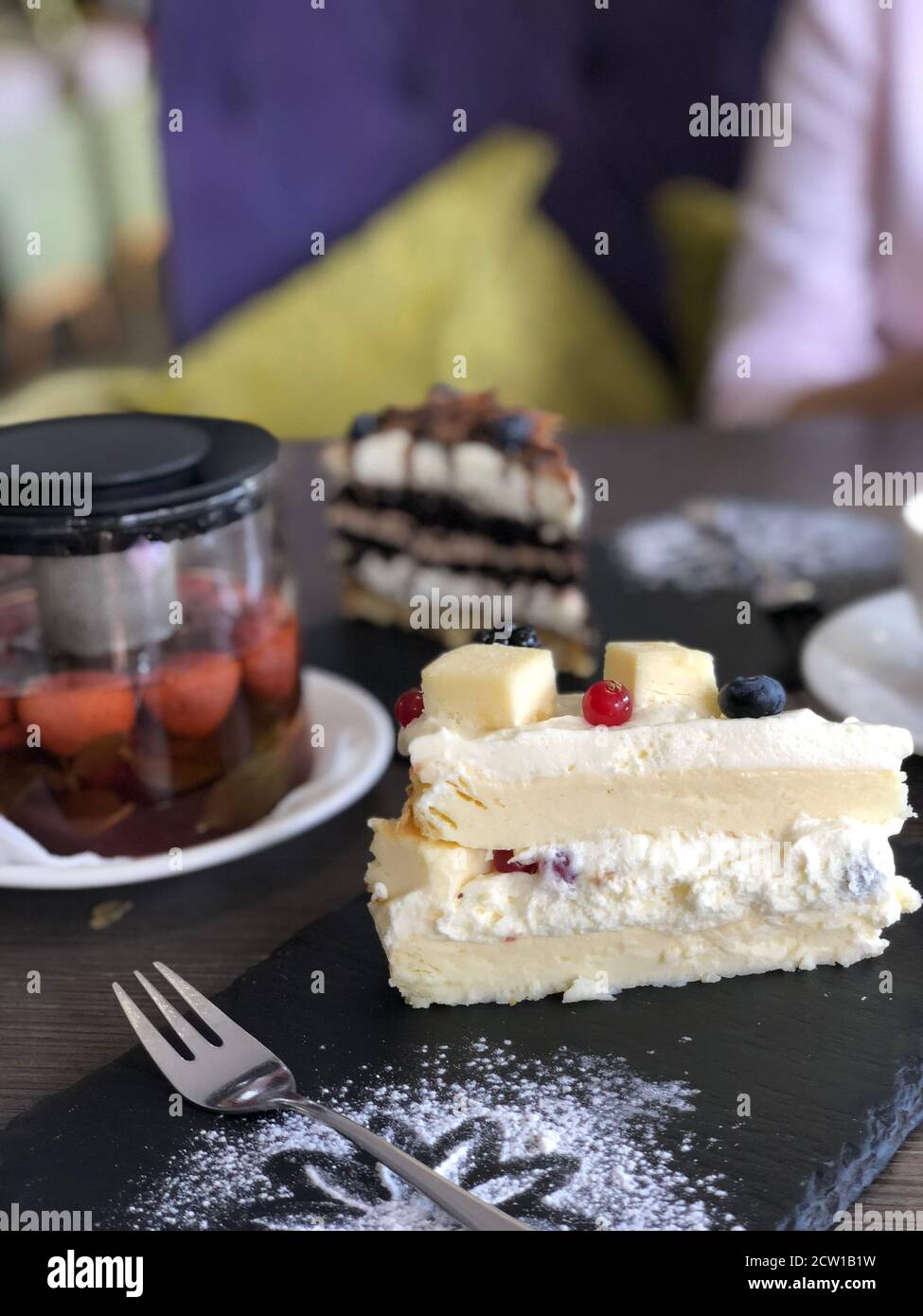 Tè alla frutta con torta sul tavolo Foto Stock